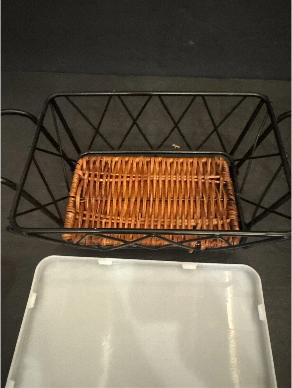 Temp-tations By Tara Old World Blue Pair Of Dishes with Wire Holder .5 & .6 Qts